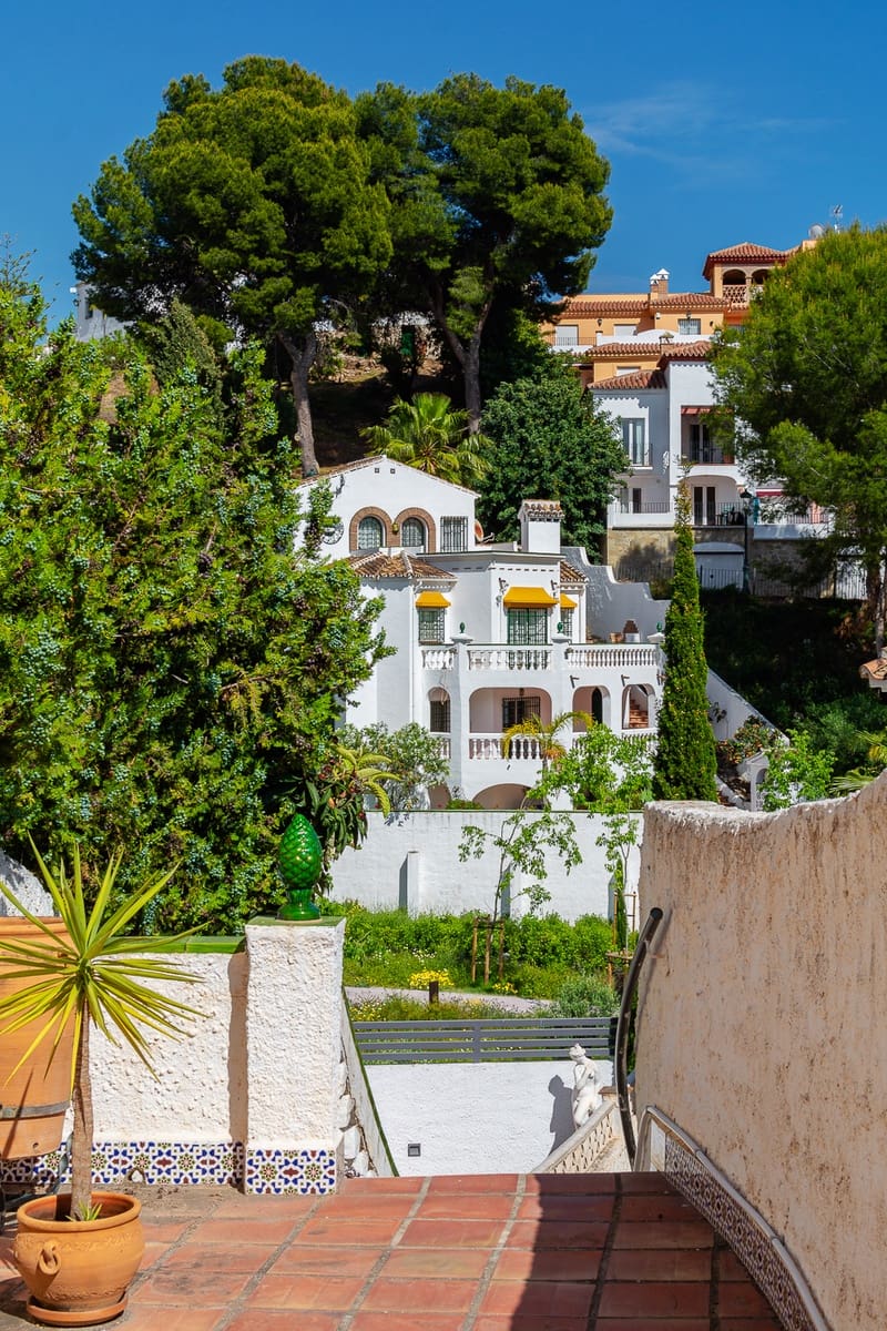 5 soveværelse Villa til salg i Nerja med swimmingpool - € 680.000 (Ref: 9296310)