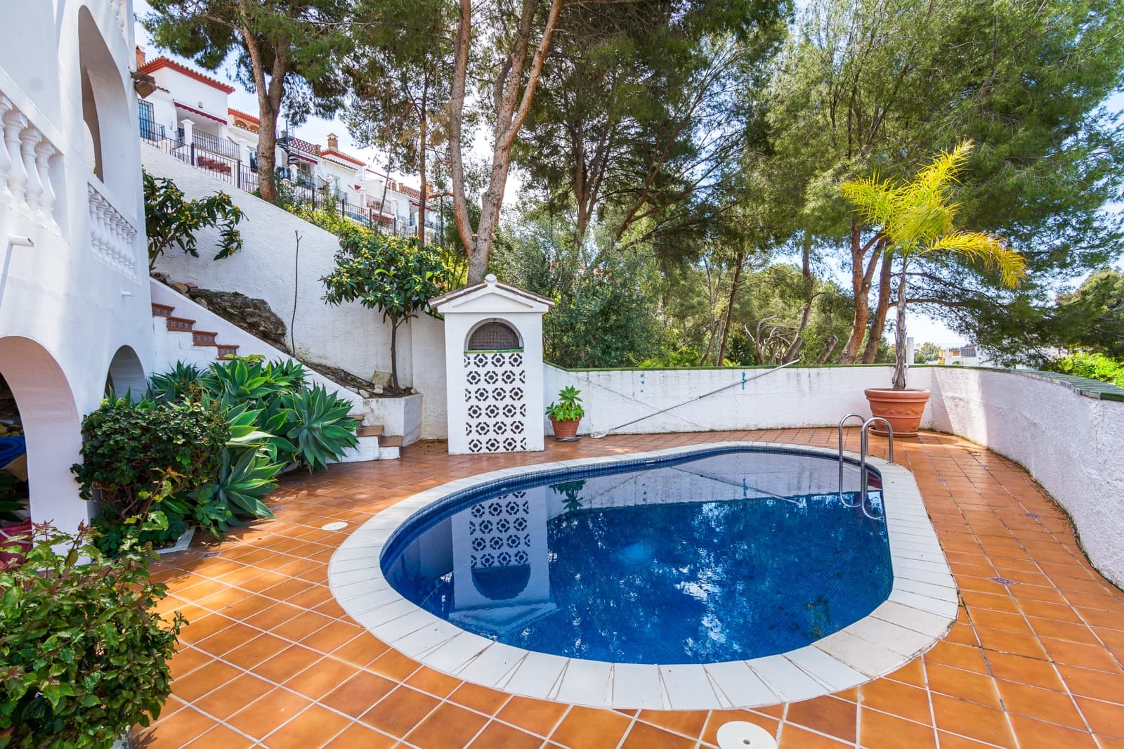 5 soveværelse Villa til salg i Nerja med swimmingpool - € 680.000 (Ref: 9296310)