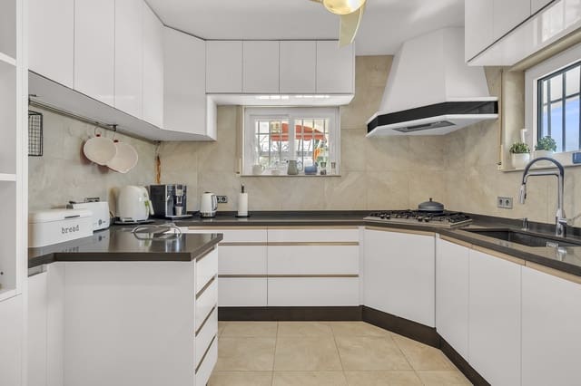 3 sypialnia Willa na sprzedaż w Avda Pescia - Ctra de Frigiliana, Nerja z basenem garażem - 695 000 € (Ref: 9570034)