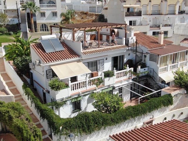 Chalet de 7 habitaciones en Avda Pescia - Ctra de Frigiliana, Nerja en venta con piscina garaje - 645.000 € (Ref: 9739111)