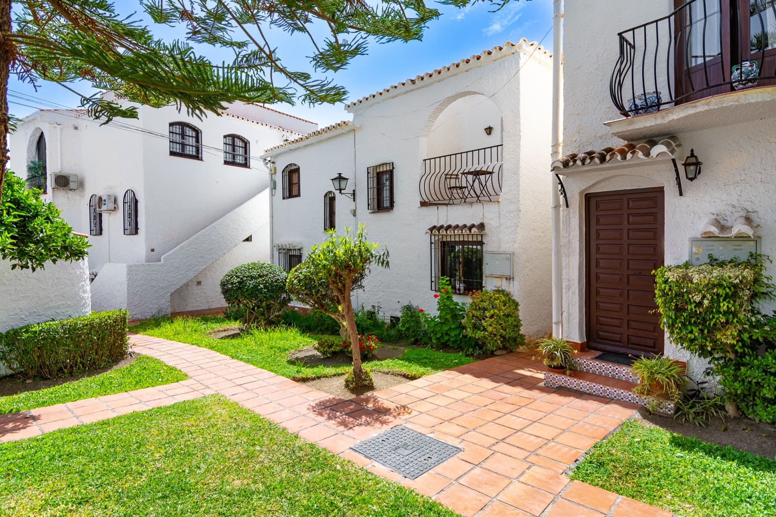 2 bedroom Townhouse for sale in Nerja with pool - € 425,000 (Ref: 9827722)
