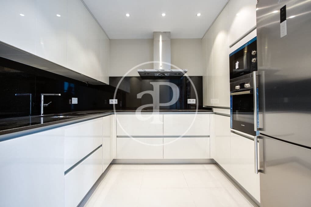 4 slaapkamer Appartement te huur in Madrid stad - € 7.500 (Ref: 10004236)