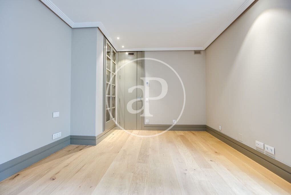 4 slaapkamer Appartement te huur in Madrid stad - € 7.500 (Ref: 10004236)