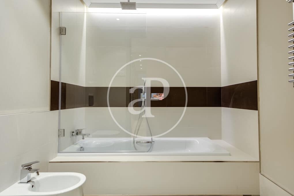4 slaapkamer Appartement te huur in Madrid stad - € 7.500 (Ref: 10004236)