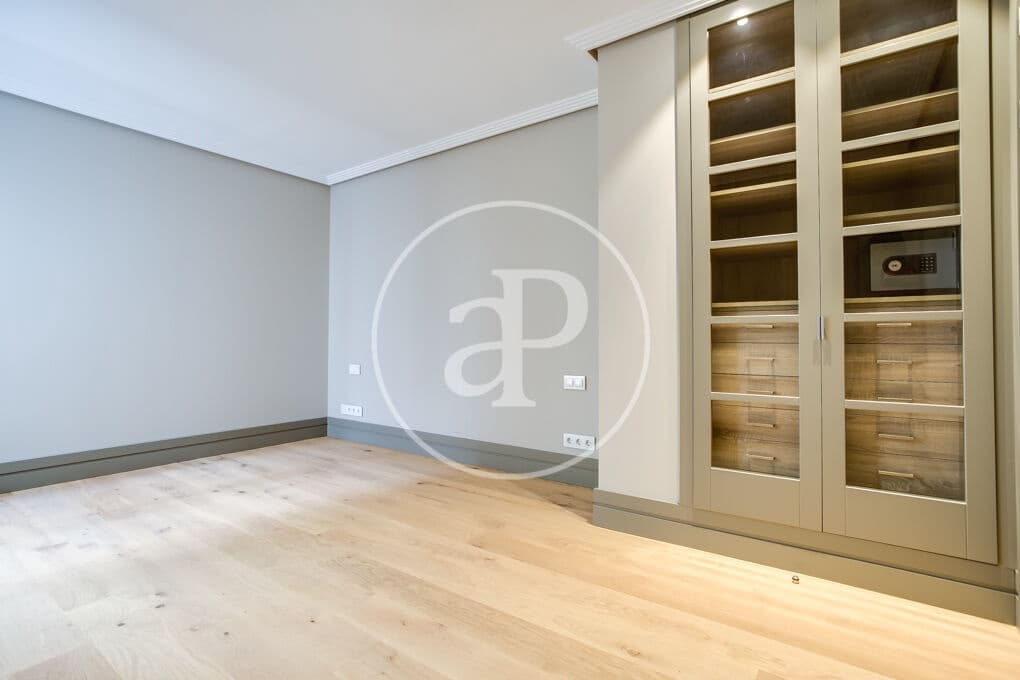 4 slaapkamer Appartement te huur in Madrid stad - € 7.500 (Ref: 10004236)