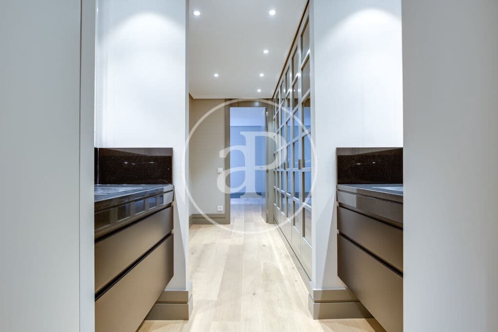 4 slaapkamer Appartement te huur in Madrid stad - € 7.500 (Ref: 10004236)