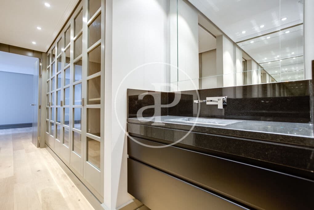 4 slaapkamer Appartement te huur in Madrid stad - € 7.500 (Ref: 10004236)