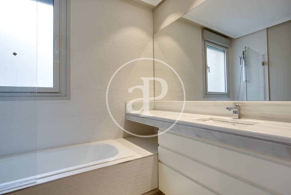 4 slaapkamer Appartement te huur in Madrid stad - € 7.500 (Ref: 10004236)