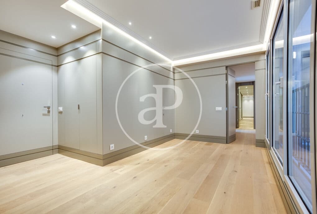 4 slaapkamer Appartement te huur in Madrid stad - € 7.500 (Ref: 10004236)