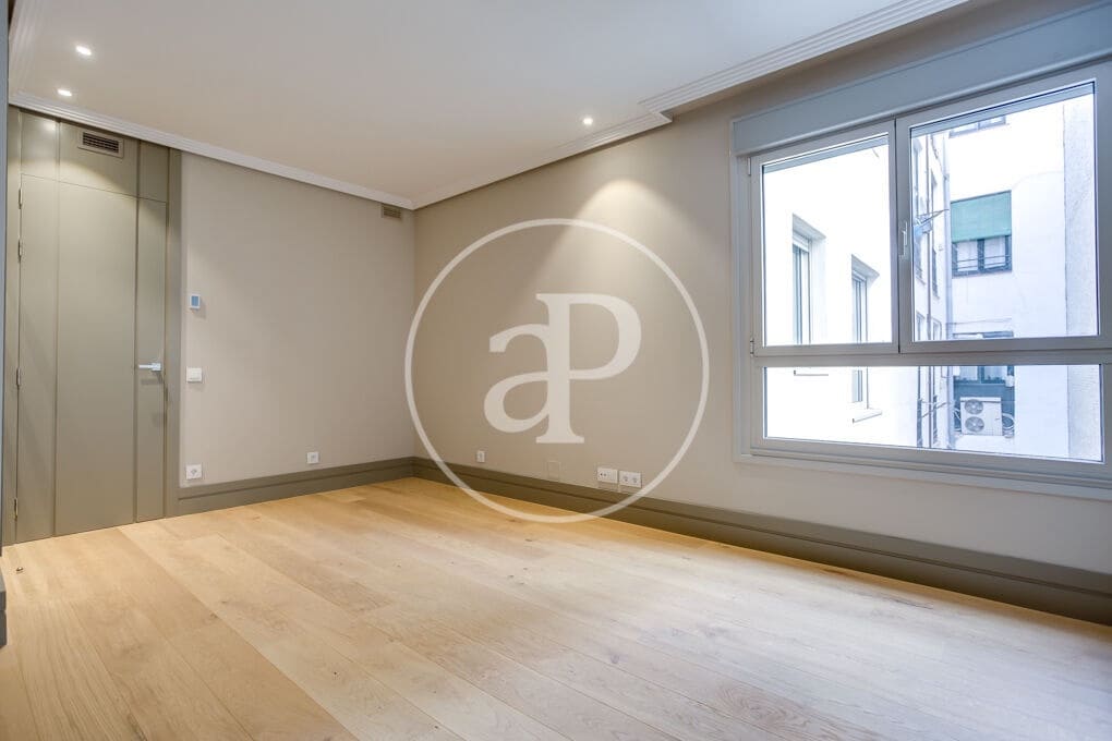 4 slaapkamer Appartement te huur in Madrid stad - € 7.500 (Ref: 10004236)