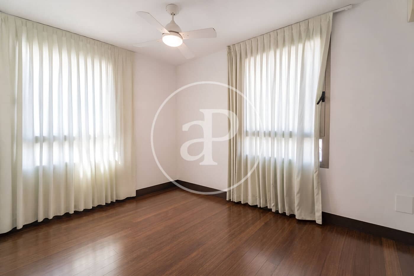 3 quarto Moradia para arrendar em Madrid cidade com piscina - 4 500 € (Ref: 10011500)