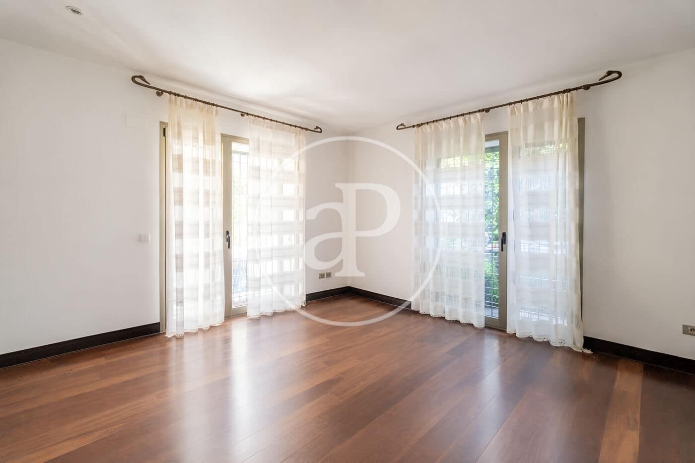 3 quarto Moradia para arrendar em Madrid cidade com piscina - 4 500 € (Ref: 10011500)