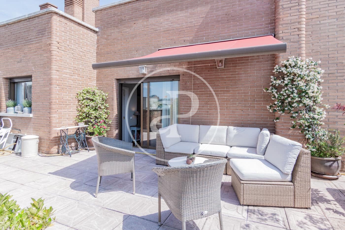 1 sypialnia Penthouse do wynajęcia w Miasto Madryt z basenem - 2 390 € (Ref: 10011503)