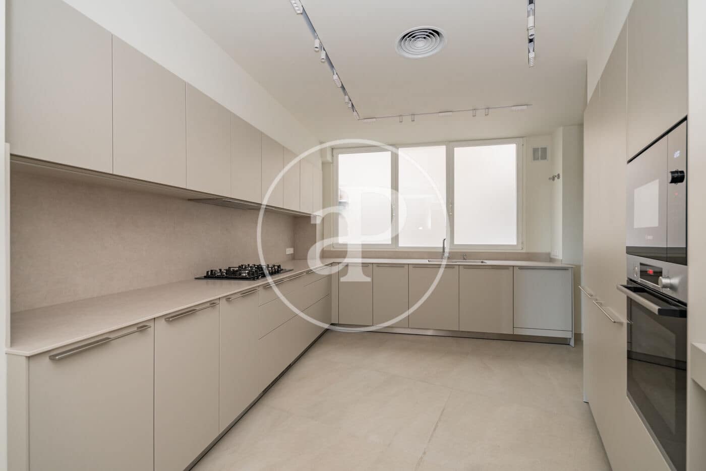 4 slaapkamer Appartement te huur in Madrid stad met garage - € 9.500 (Ref: 10059182)