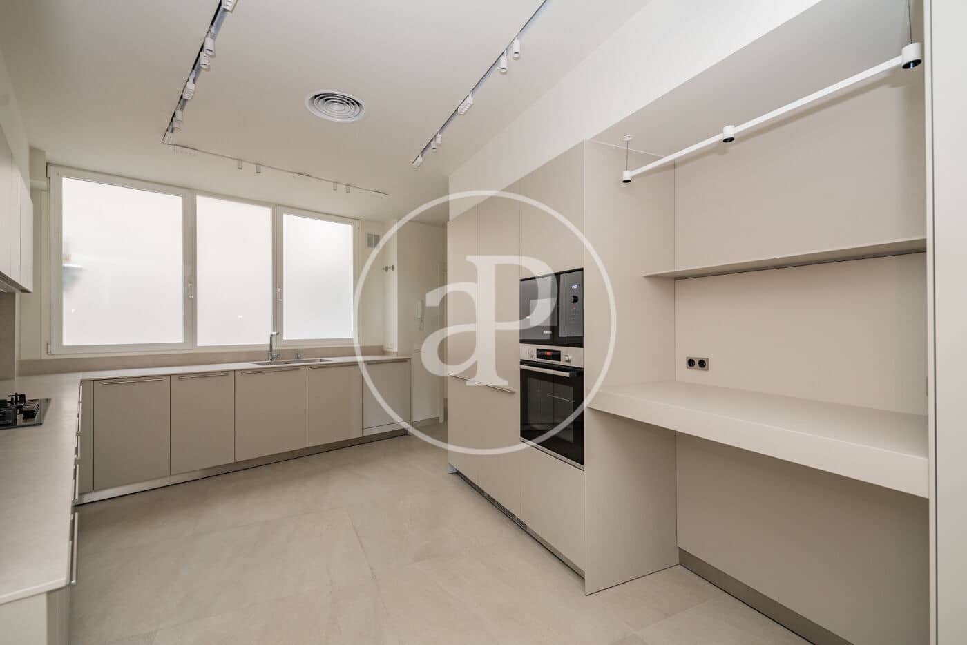 4 slaapkamer Appartement te huur in Madrid stad met garage - € 9.500 (Ref: 10059182)