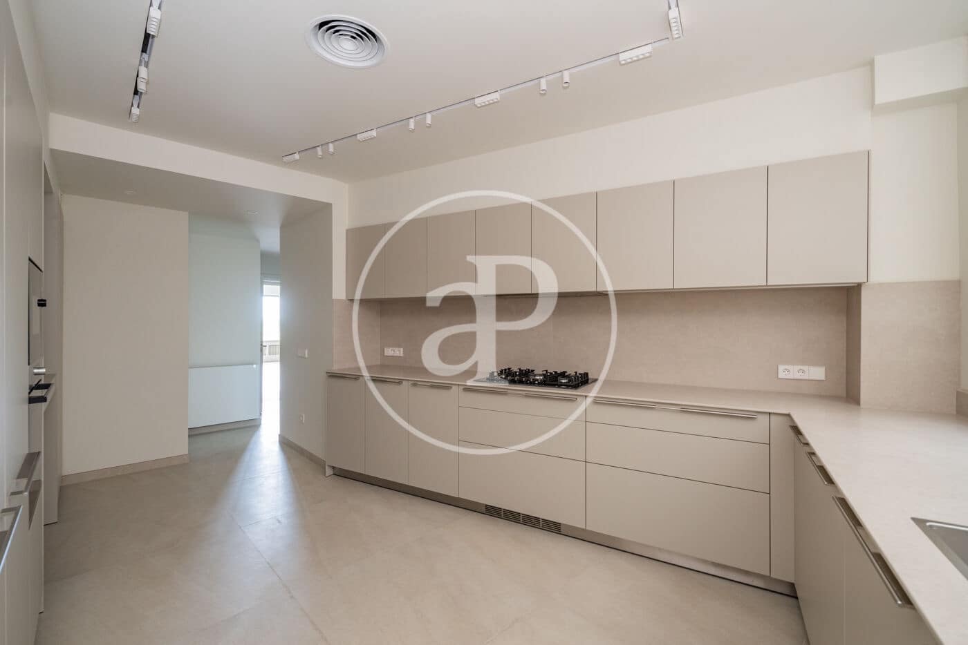 4 slaapkamer Appartement te huur in Madrid stad met garage - € 9.500 (Ref: 10059182)