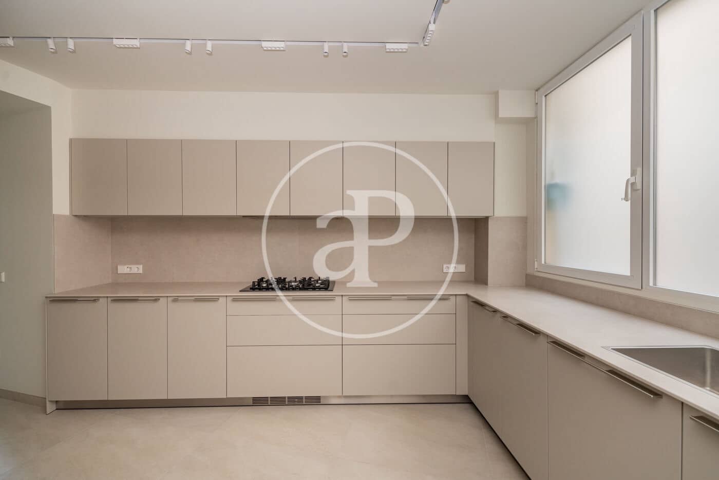 4 slaapkamer Appartement te huur in Madrid stad met garage - € 9.500 (Ref: 10059182)