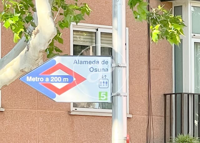 4 makuuhuone Huoneisto myytävänä paikassa Alameda de Osuna, Madrid kaupunki mukana uima-altaan 
autotalli - 860 000 € (Ref: 10086070)