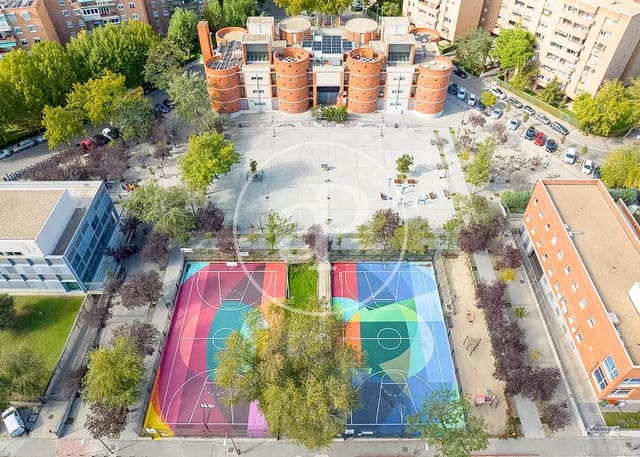 4 makuuhuone Huoneisto myytävänä paikassa Alameda de Osuna, Madrid kaupunki mukana uima-altaan 
autotalli - 860 000 € (Ref: 10086070)