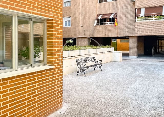 4 makuuhuone Huoneisto myytävänä paikassa Alameda de Osuna, Madrid kaupunki mukana uima-altaan 
autotalli - 860 000 € (Ref: 10086070)