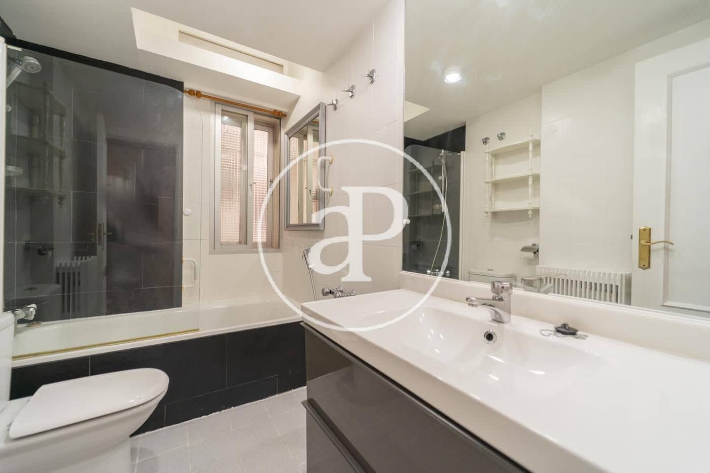 2 slaapkamer Appartement te huur in Madrid stad - € 1.990 (Ref: 10100208)