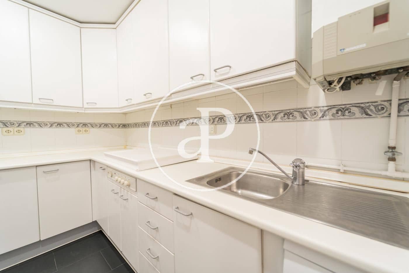 2 slaapkamer Appartement te huur in Madrid stad - € 1.990 (Ref: 10100208)