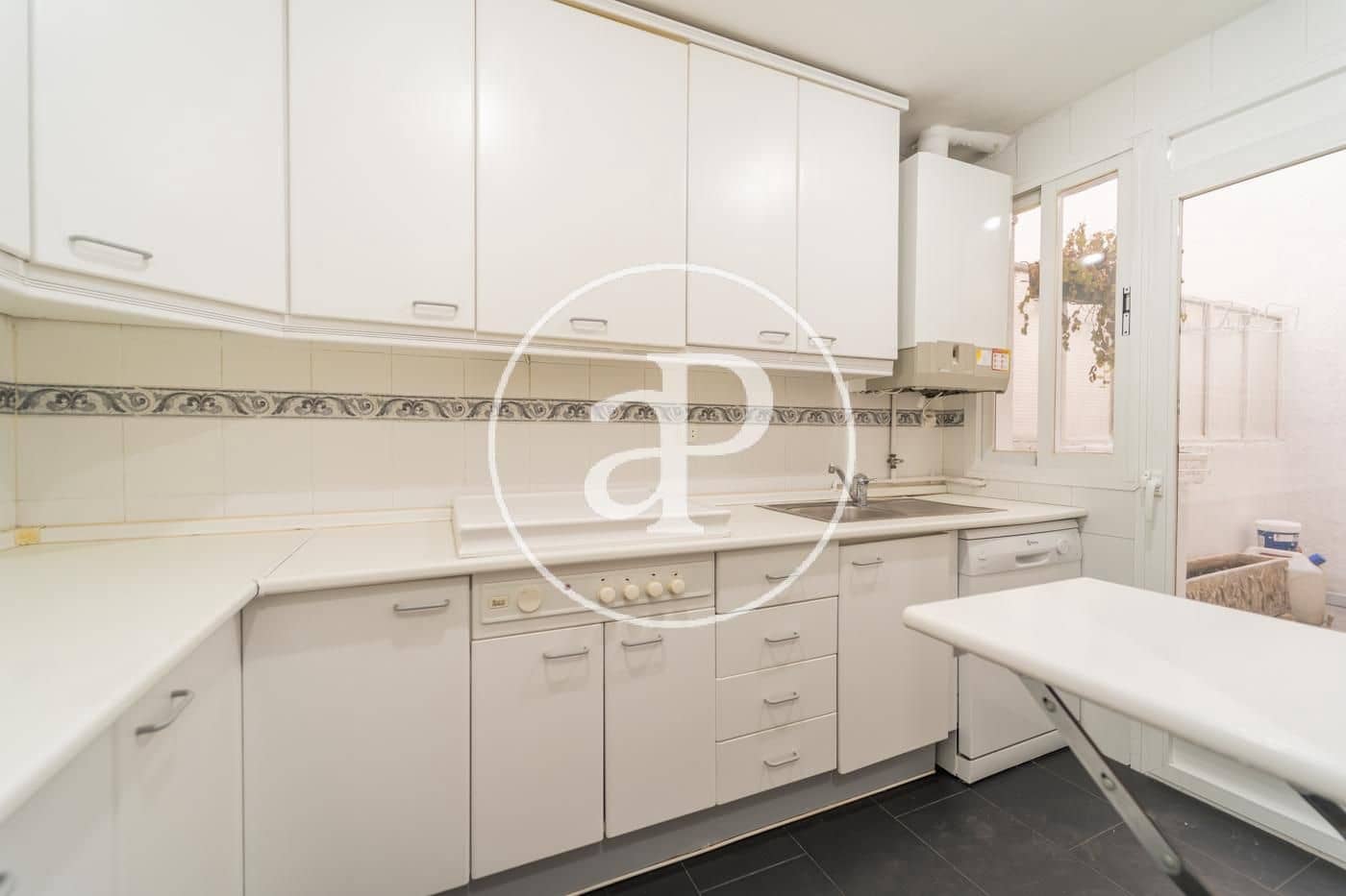 2 slaapkamer Appartement te huur in Madrid stad - € 1.990 (Ref: 10100208)