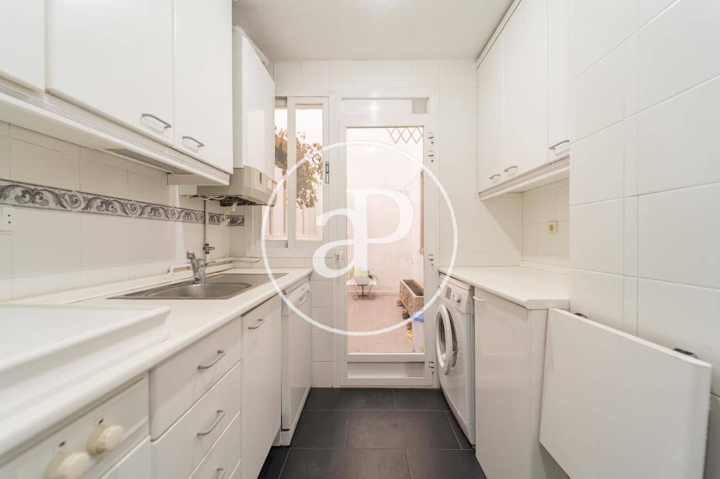 2 slaapkamer Appartement te huur in Madrid stad - € 1.990 (Ref: 10100208)