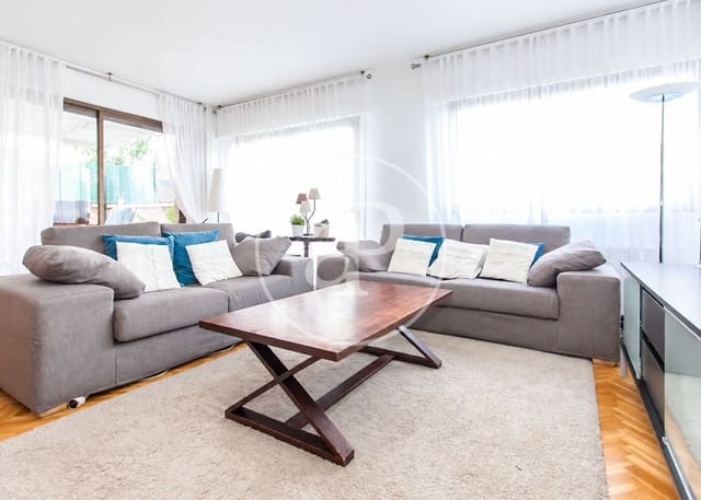 Apartamento de 3 habitaciones en Colina, Madrid ciudad en alquiler con piscina garaje - 3.500 € (Ref: 10102490)