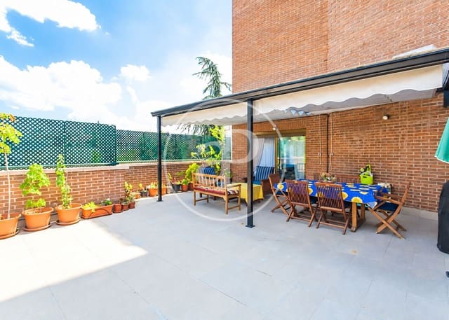 Apartamento de 3 habitaciones en Colina, Madrid ciudad en alquiler con piscina garaje - 3.500 € (Ref: 10102490)