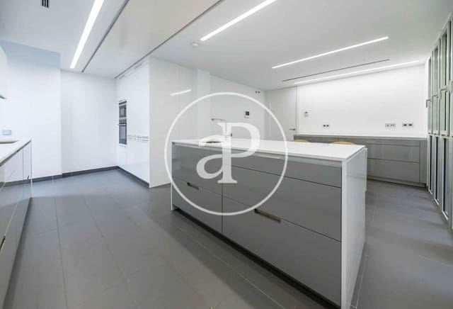 Villa/Maison de 5 chambres à louer à Ciudad Lineal, Madrid ville avec piscine garage - 8 000 € (Ref: 10102496)