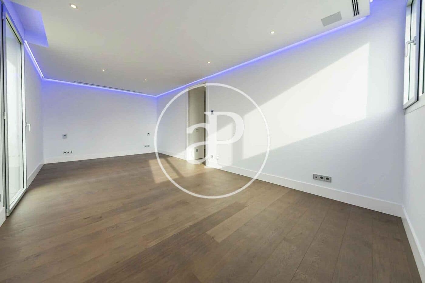 Villa/Maison de 5 chambres à louer à Madrid ville avec piscine garage - 8 000 € (Ref: 10102496)