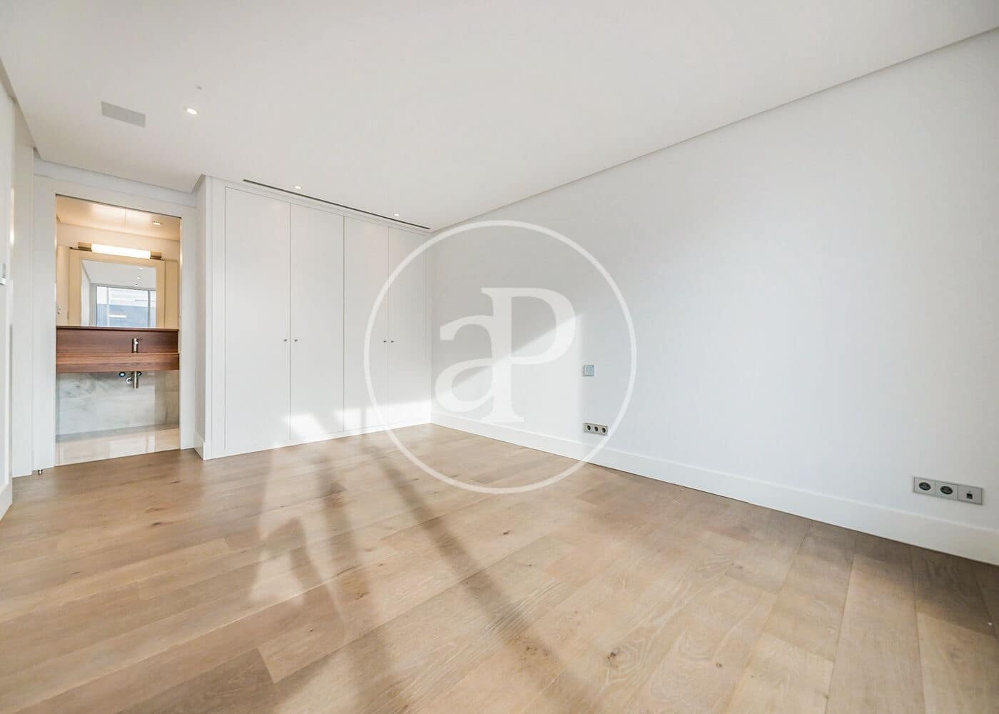 5 bedroom Villa for sale in Madrid city with pool garage - € 3,500,000 (Ref: 10109632)