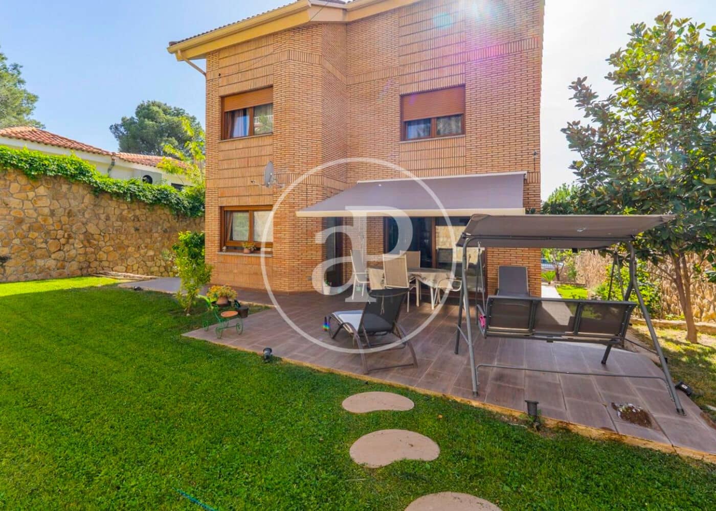 5 bedroom Villa for sale in Cobena with garage - € 890,000 (Ref: 10115675)