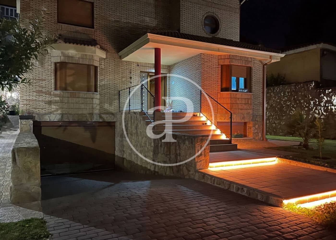 5 bedroom Villa for sale in Cobena with garage - € 890,000 (Ref: 10115675)