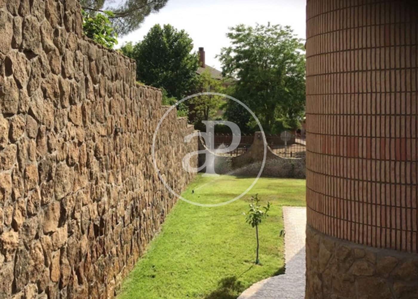5 bedroom Villa for sale in Cobena with garage - € 890,000 (Ref: 10115675)