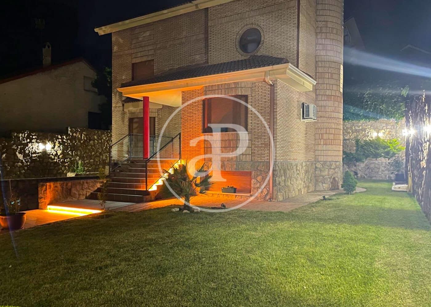 5 bedroom Villa for sale in Cobena with garage - € 890,000 (Ref: 10115675)