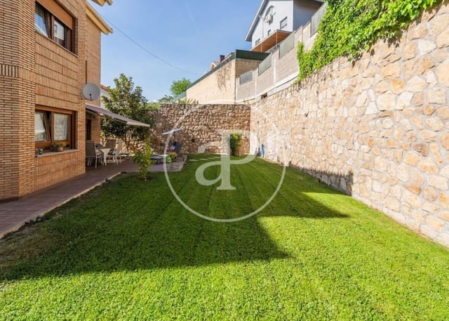 5 slaapkamer Villa te koop in Cobeña met garage - € 890.000 (Ref: 10115675)