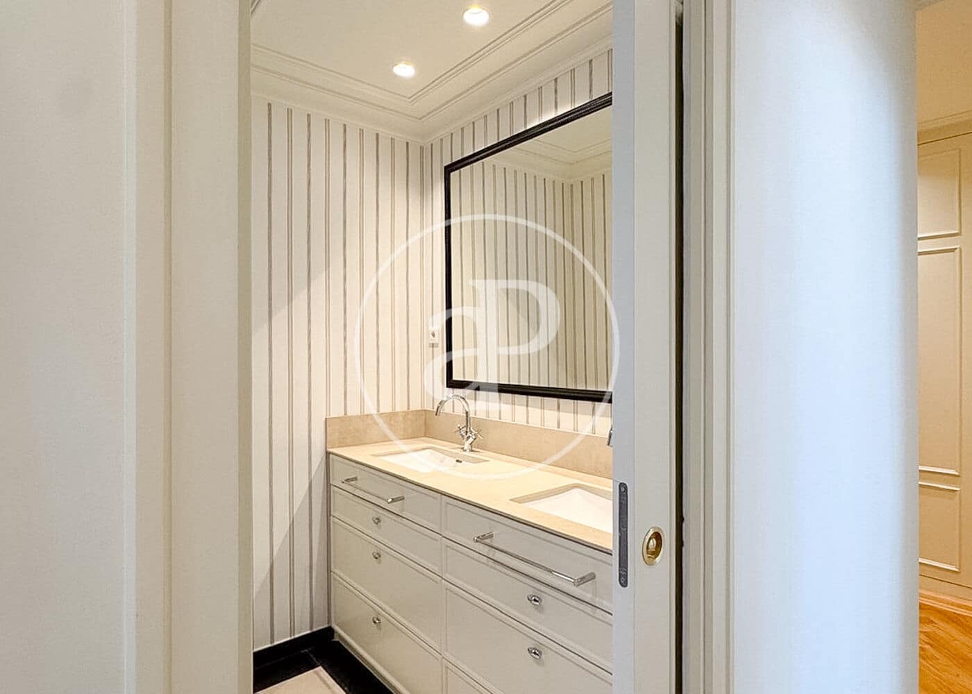 5 slaapkamer Appartement te huur in Madrid stad met garage - € 9.500 (Ref: 10115678)