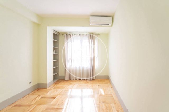 2 bedroom Penthouse for rent in Goya, Madrid city - € 2,450 (Ref: 10115679)