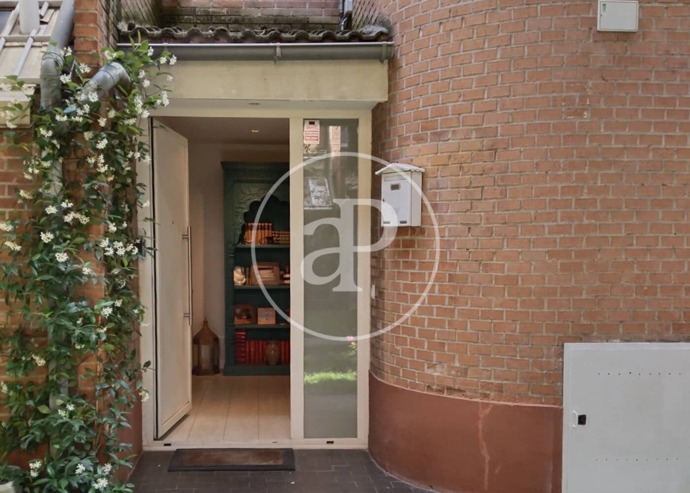 5 bedroom Villa for sale in La Moraleja with pool garage - € 1,390,000 (Ref: 10131732)