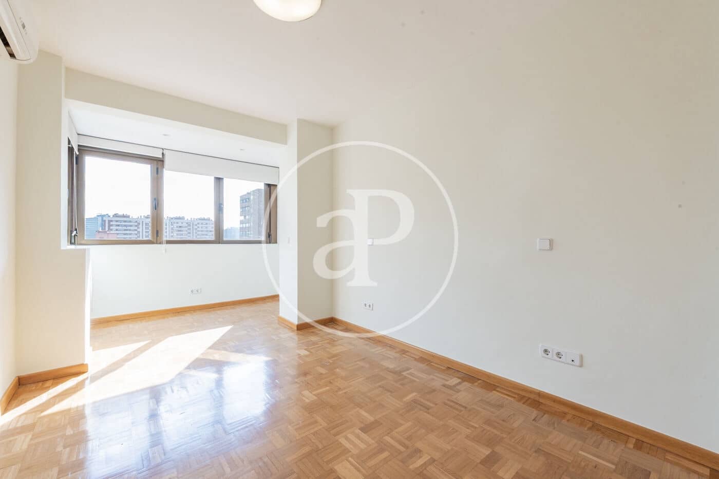 3 Zimmer Apartment zu vermieten in Madrid Stadt mit Garage - 3.200 € (Ref: 10147037)