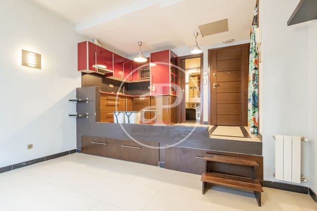 Willa na sprzedaż w Canillejas, Miasto Madryt z basenem garażem - 270 000 € (Ref: 10161480)