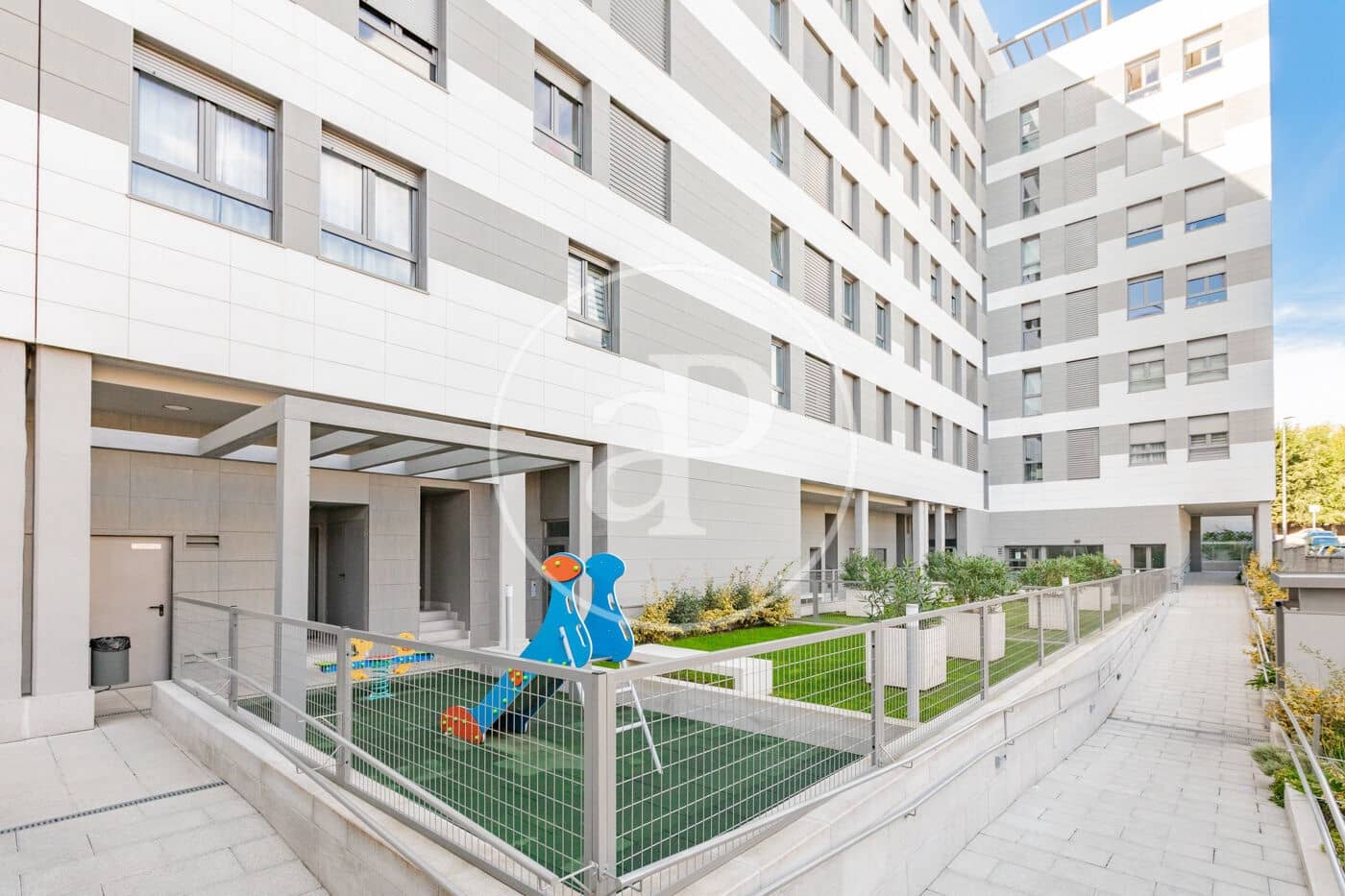 1 slaapkamer Villa te koop in San Sebastian de los Reyes met zwembad garage - € 550.000 (Ref: 10177101)