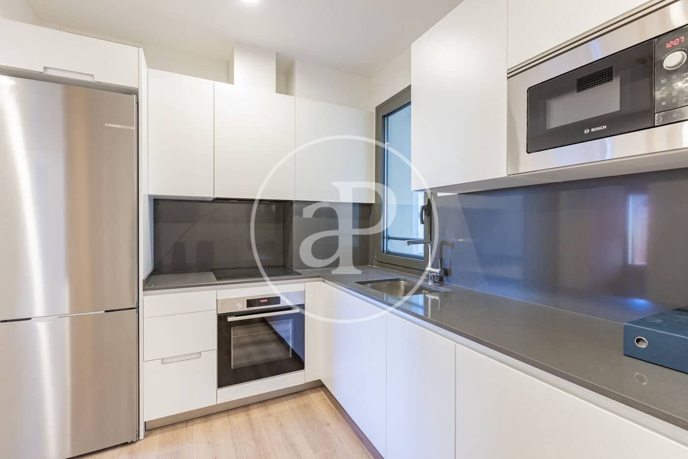 2 quarto Apartamento para arrendar em Madrid cidade com piscina - 2 400 € (Ref: 10180525)