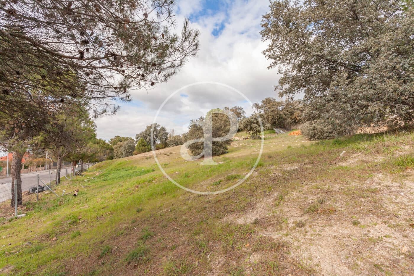 Grunde uden byggetilladelser til salg i Villaviciosa de Odon - € 675.000 (Ref: 7560706)