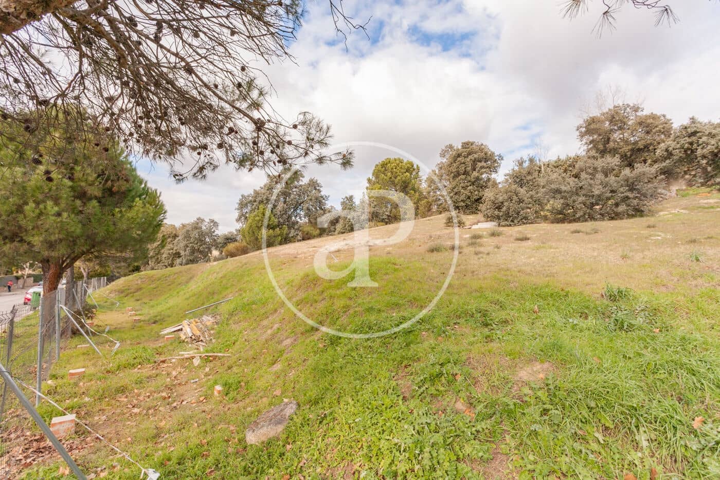 Grunde uden byggetilladelser til salg i Villaviciosa de Odon - € 675.000 (Ref: 7560706)