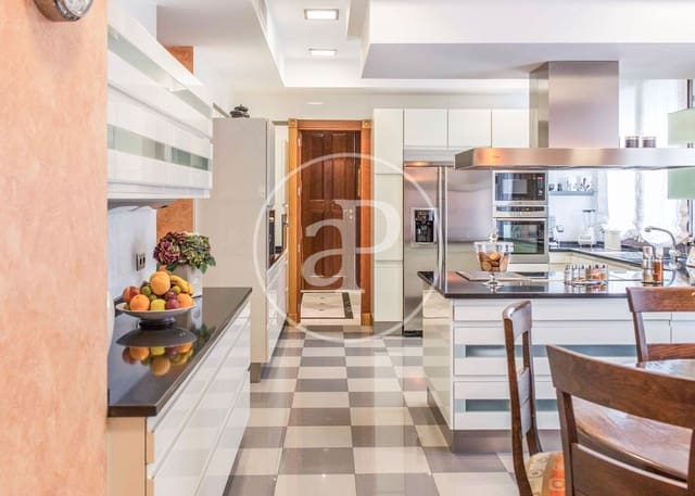 8 bedroom Villa for sale in Boadilla del Monte with pool - € 5,420,000 (Ref: 8353381)