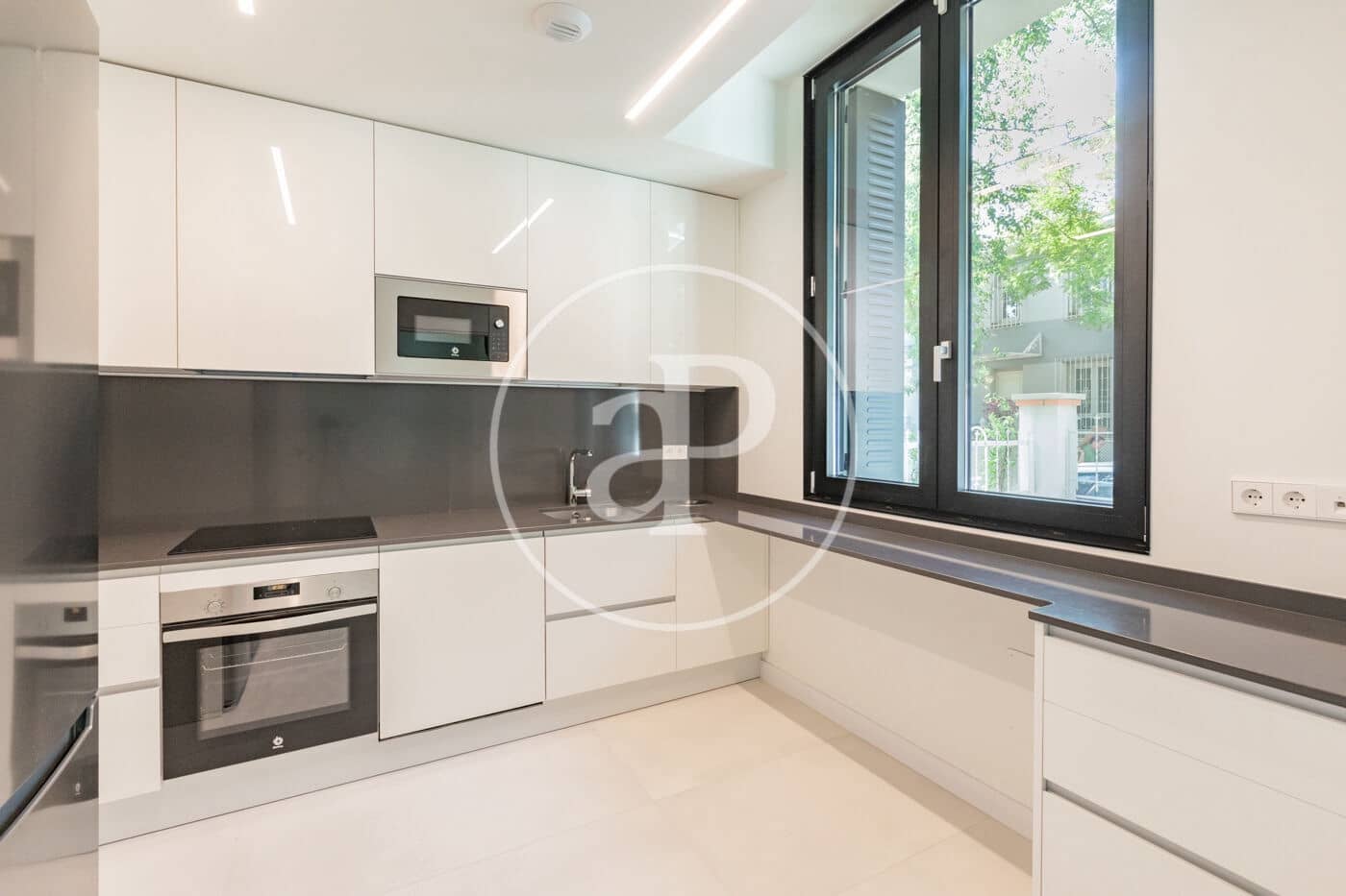 5 bedroom Villa for sale in Madrid city with pool - € 2,600,000 (Ref: 8553485)