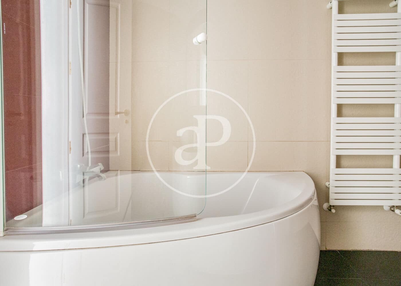 3 soveværelse Lejlighed til leje i Madrid by - € 6.000 (Ref: 8726274)